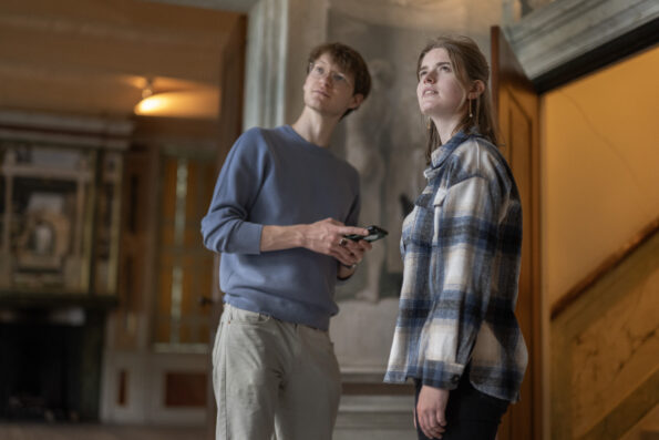 Een jong stel staat in de entreehal van het Nijsinghhuis